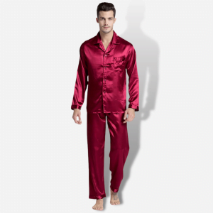 Röda sidenpyjamas